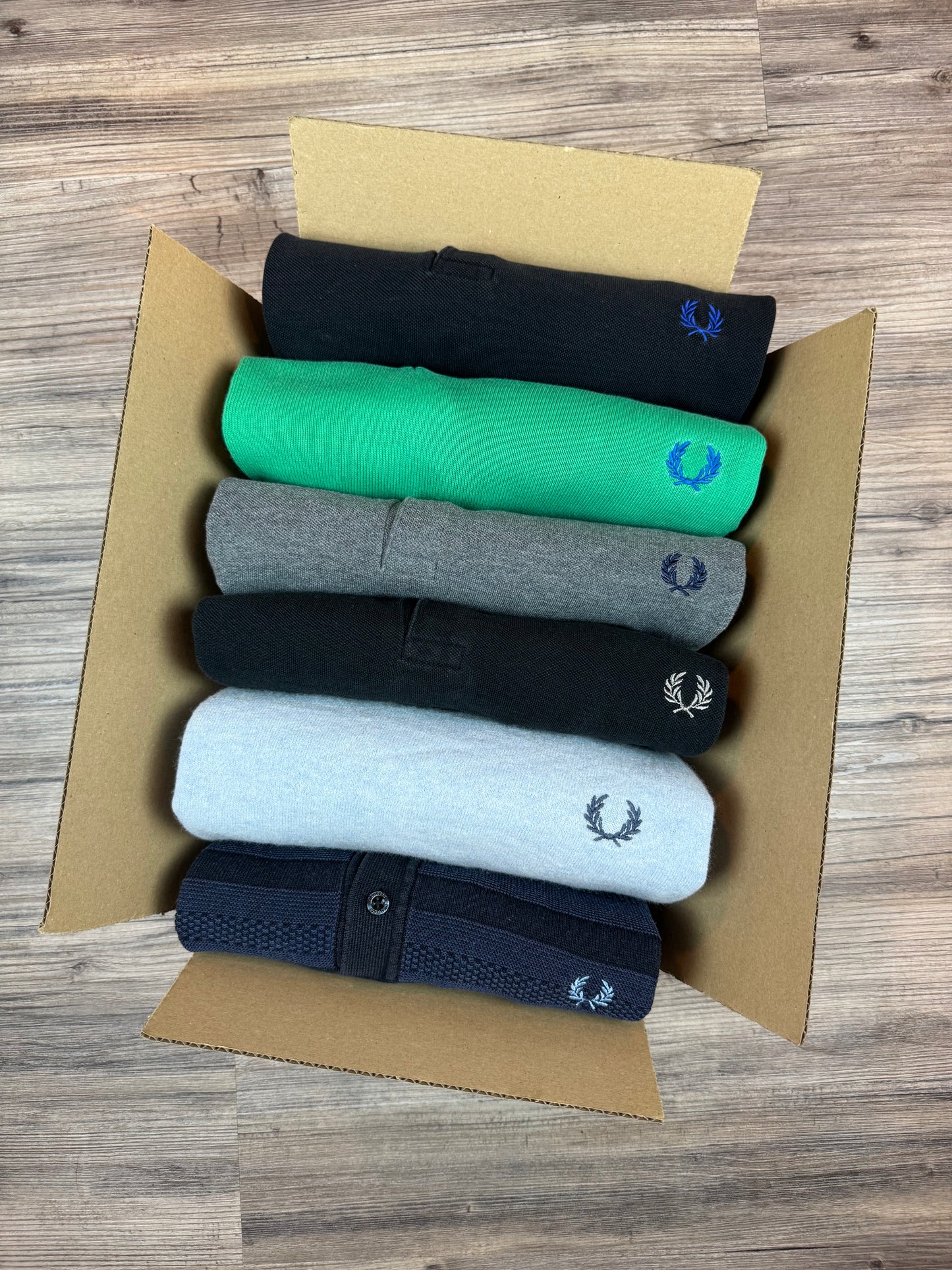 Mystery Box XXL: 5–7x Fred Perry Artikel – Mix aus Strick, Hemd, Polo, Shirt & mehr