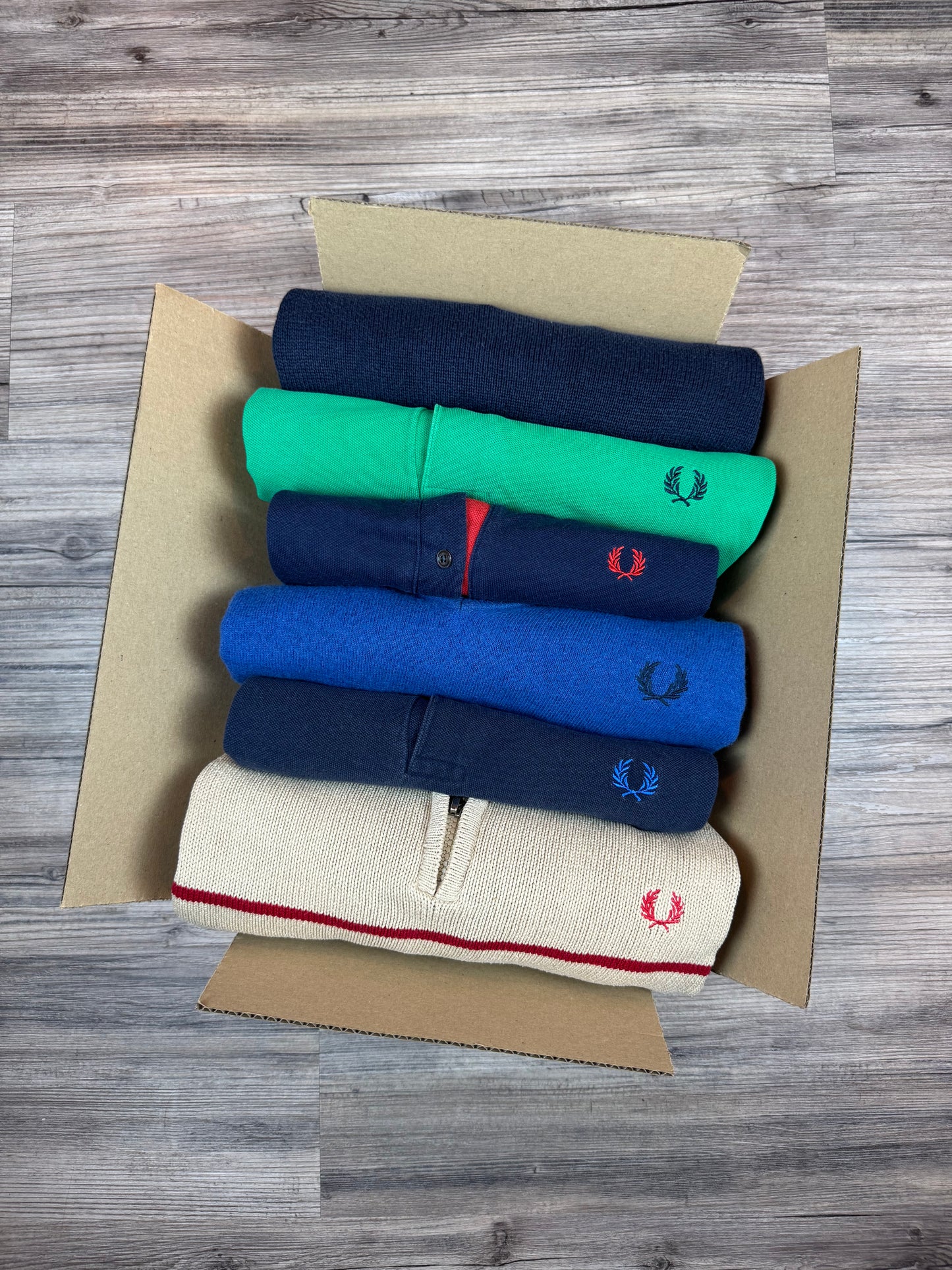 Mystery Box XXL: 5–7x Fred Perry Artikel – Mix aus Strick, Hemd, Polo, Shirt & mehr