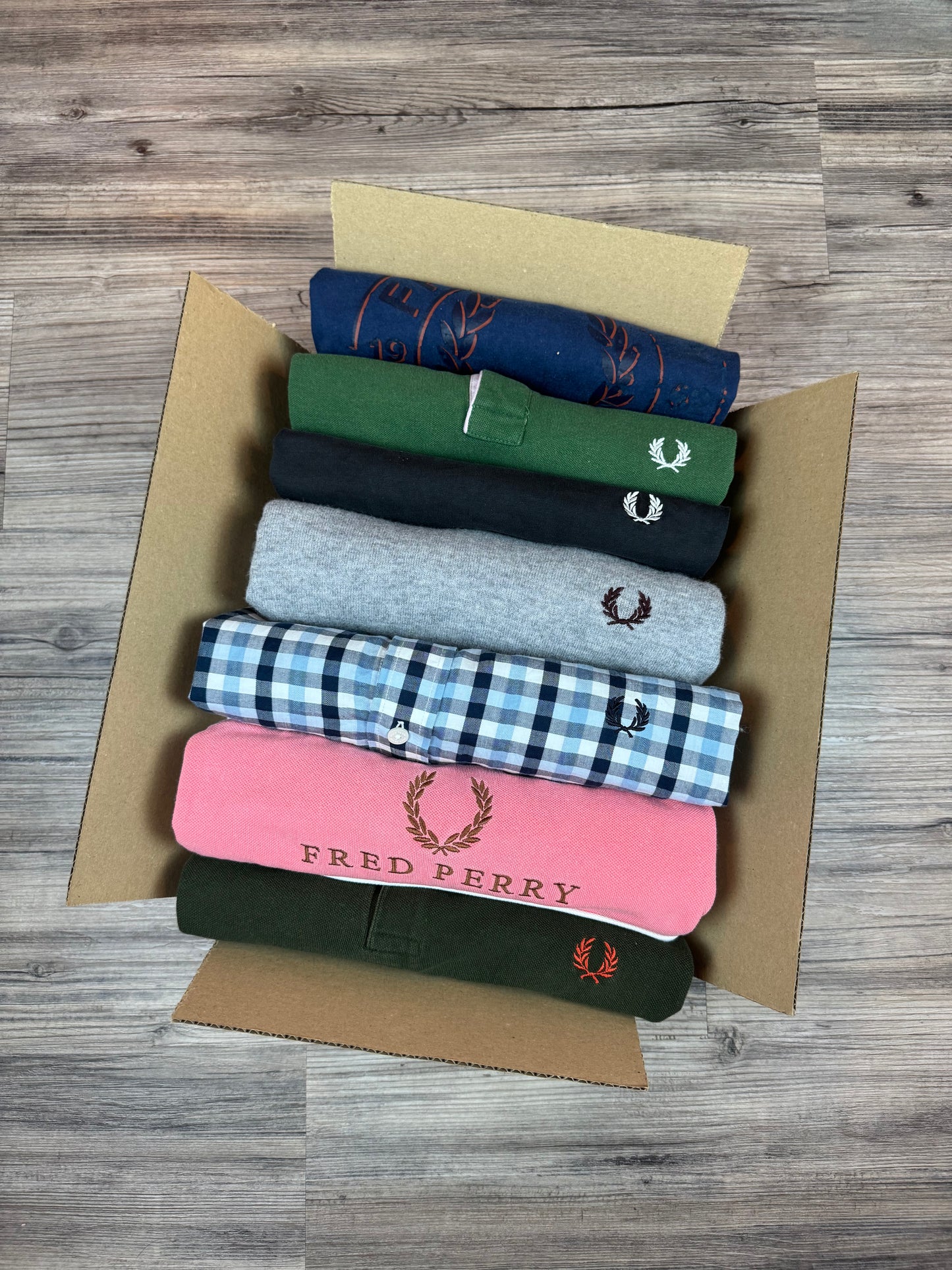 Mystery Box XXL: 5–7x Fred Perry Artikel – Mix aus Strick, Hemd, Polo, Shirt & mehr