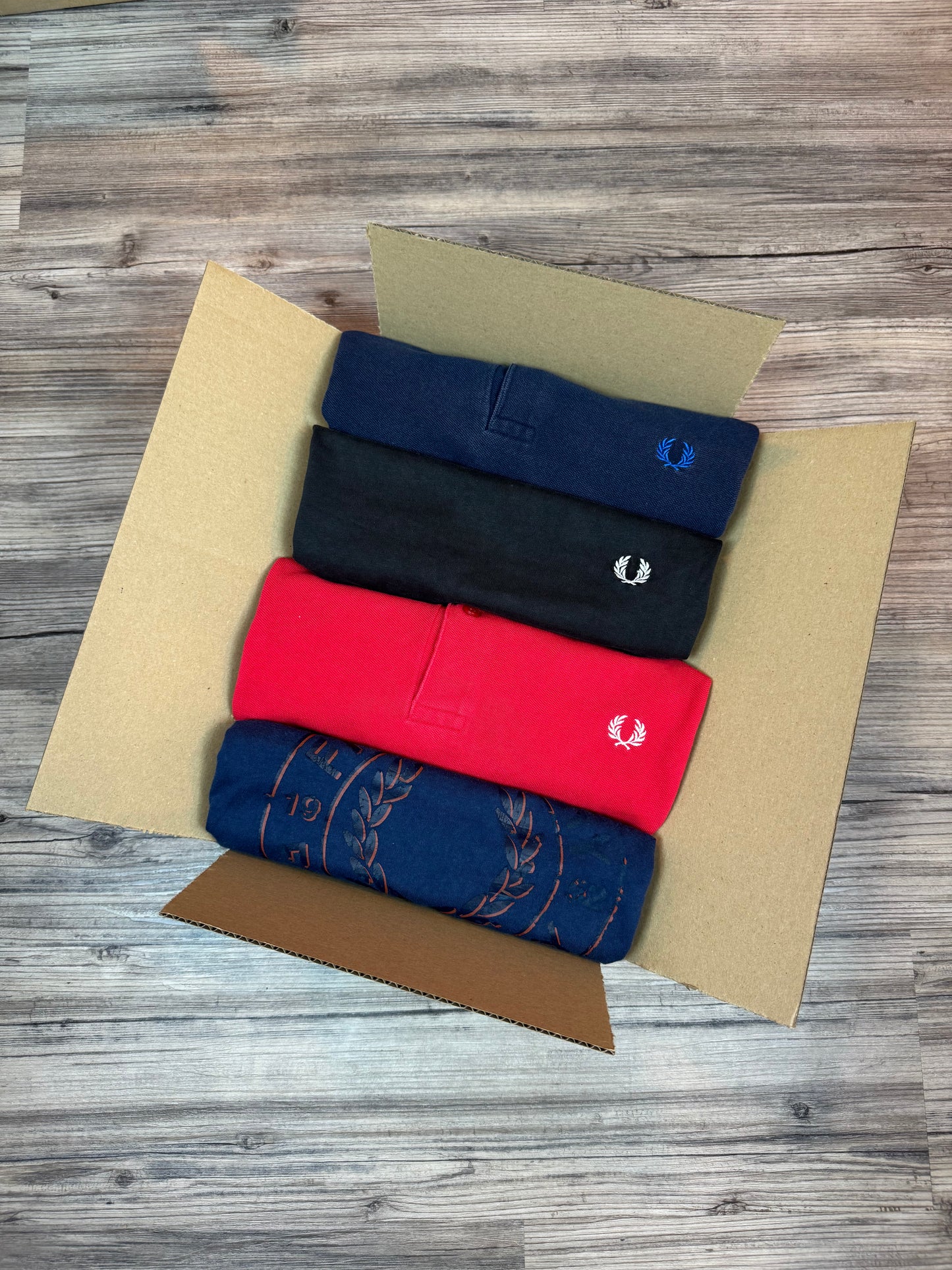 Mystery Box M: 3–4x Fred Perry Artikel – zB. Strickpullover, Hoodie, Polo & mehr