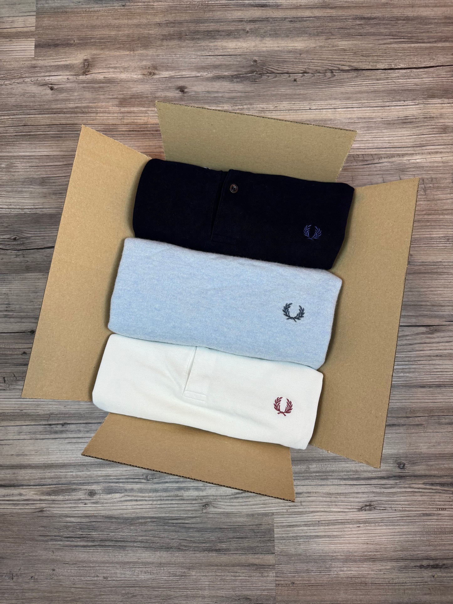 Mystery Box M: 3–4x Fred Perry Artikel – zB. Strickpullover, Hoodie, Polo & mehr