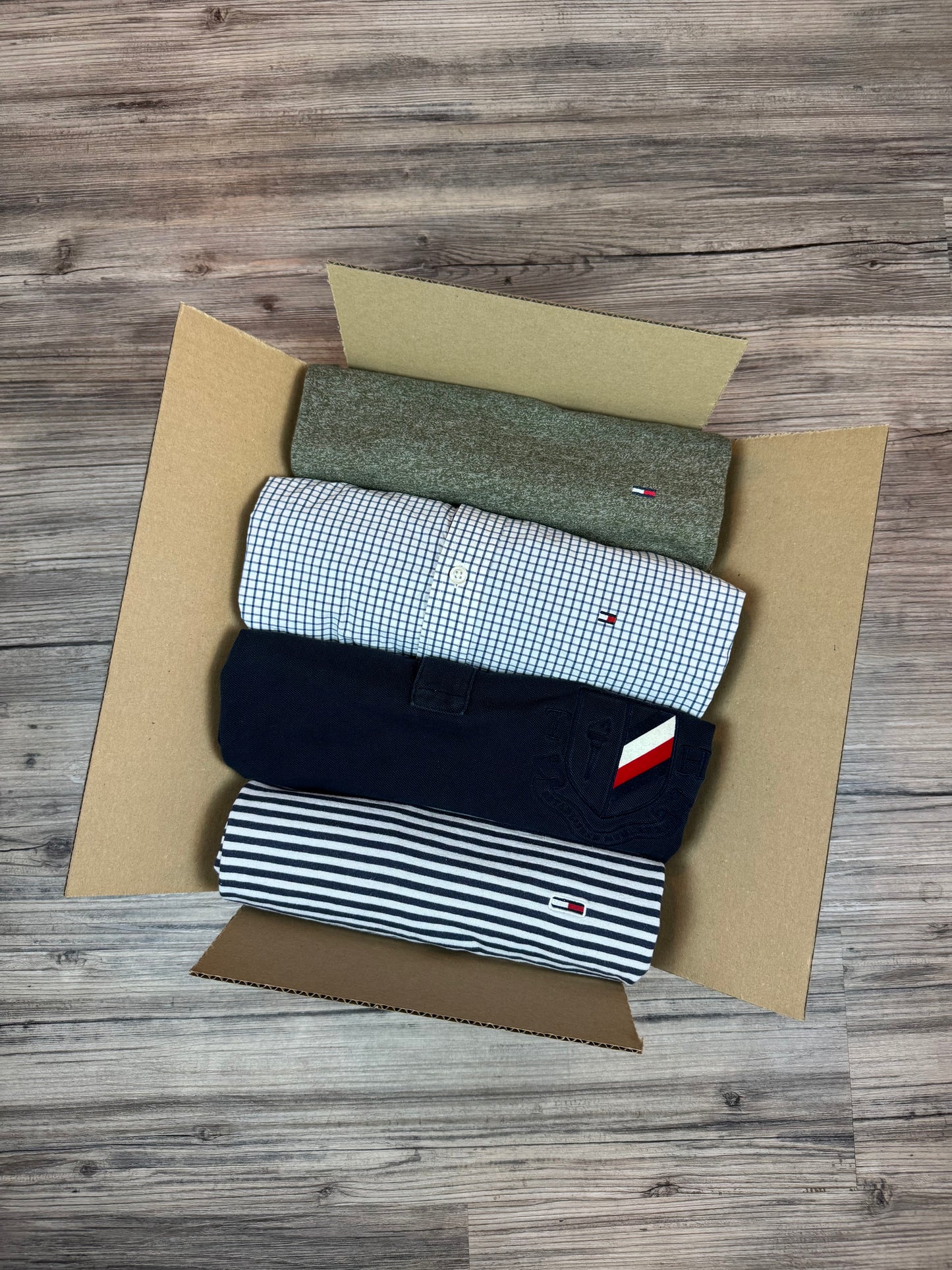 Mystery Box M: 3–4x Tommy Hilfiger Artikel – zB. Strickpullover, Hoodie, Polo & mehr