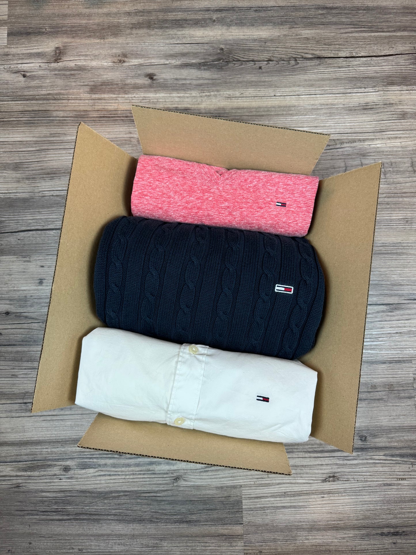 Mystery Box M: 3–4x Tommy Hilfiger Artikel – zB. Strickpullover, Hoodie, Polo & mehr