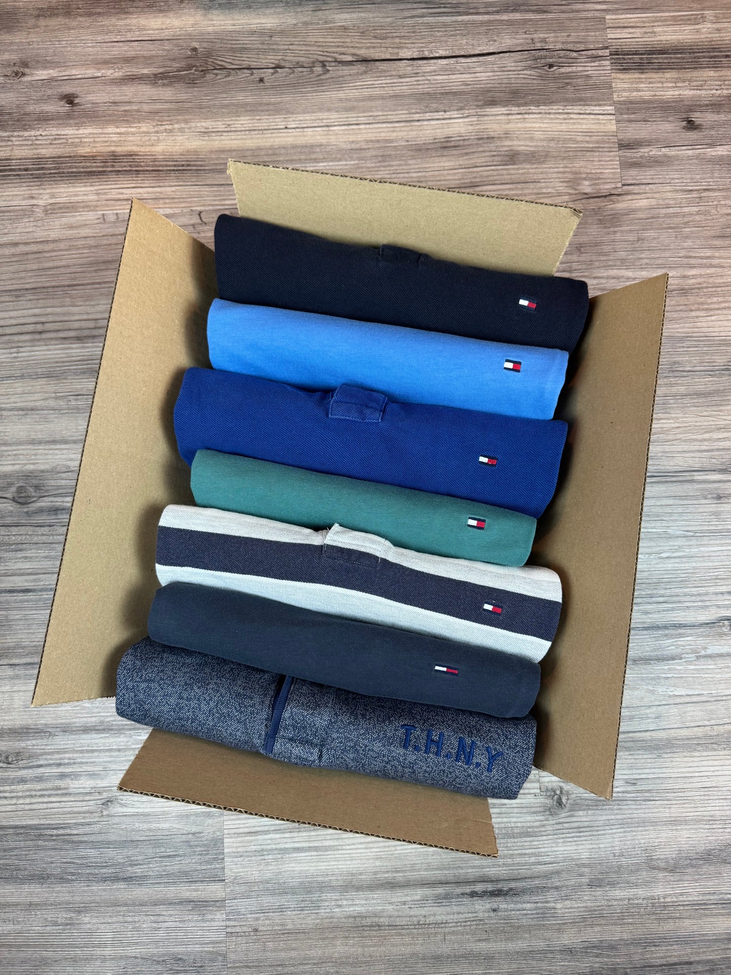 Mystery Box XXL: 5–7x Tommy Hilfiger Artikel – Mix aus Strick, Hemd, Polo, Shirt & mehr