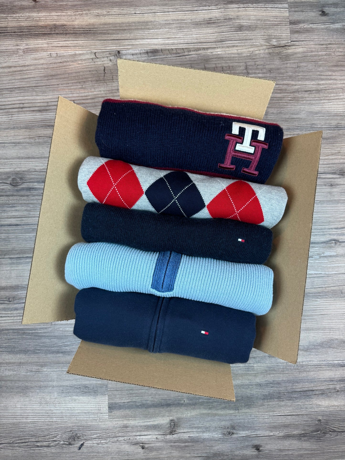 Mystery Box XXL: 5–7x Tommy Hilfiger Artikel – Mix aus Strick, Hemd, Polo, Shirt & mehr